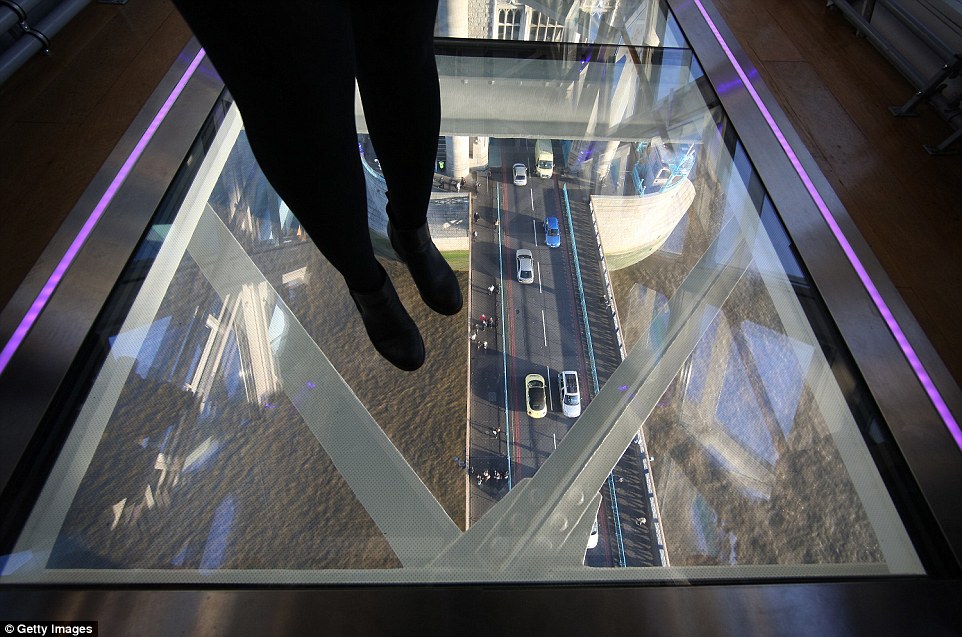 На Тауэрском мосту открылась галерея со стеклянным полом (фото). Изображение 1.5